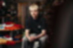 Pascal Drabe sitzend im Portrait