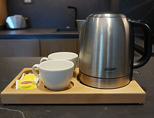 Kompakt tasarımıyla öne çıkan otel mini ahşap kettle tepsisi, masif kayın ağacından üretilmiştir. Butik ve lüks otel odaları için şık bir çözüm sunar.