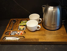 Geniş tasarımıyla dikkat çeken otel mega model ahşap kettle tepsisi, masif kayın ağacından üretilmiştir. Lüks ve yönetici odaları için mükemmel bir çözümdür.