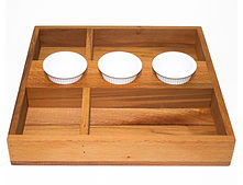 Kayın ağacından üretilmiş 30×29 cm ölçülerinde 3 sosluk bölmeli ahşap sunum kasası. Otel büfelerinde meze, sos ve kahvaltılık sunumlar için idealdir.