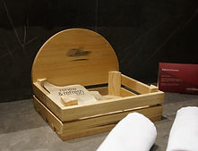 Otel banyoları için sepet tarzı ahşap ikramlık tepsi. Sabun, duş jeli ve misafir ürünlerini düzenlemek için ideal. Logolu üretim yapılabilir.