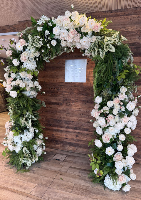 Blumenbogen für eine Hochzeit im Heuboden Holzhäusern in Risch (Zug) – Hochzeitsfloristik von Blumenwandschweiz Schweiz.