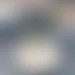 Elegante Tischdekoration mit Tischläufer, Kerzen und Blumengesteck für Business Event