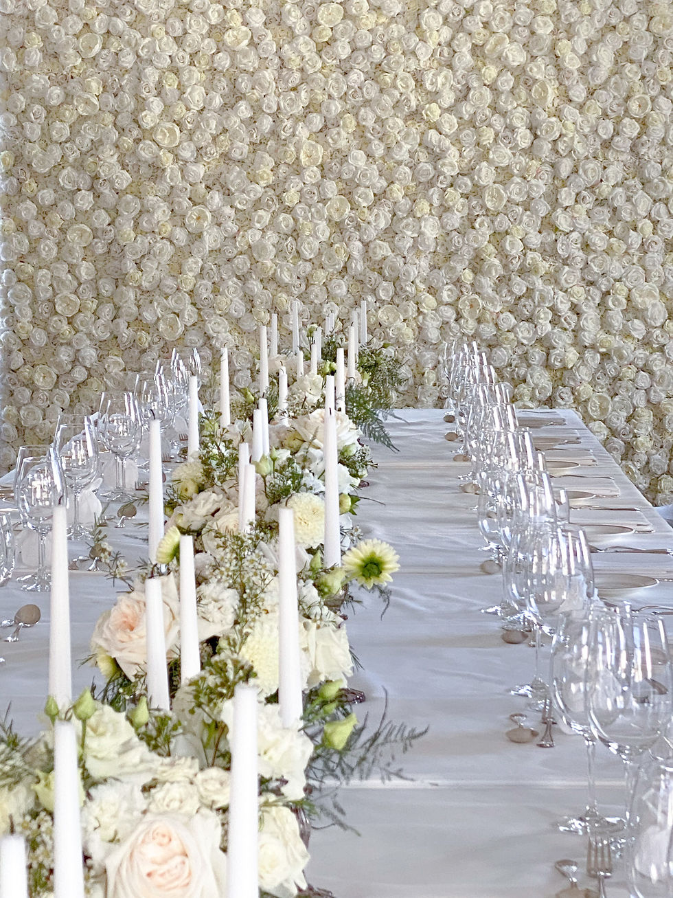 Thumbnail: Elegante weisse Blumenwand als Fotohintergrund für Hochzeiten und Veranstaltungen