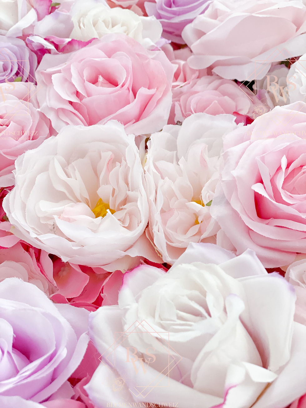 Thumbnail: Pink Flower Wall aus Rosen und Pfingstrosen – romantischer Hintergrund für Hochzeiten
