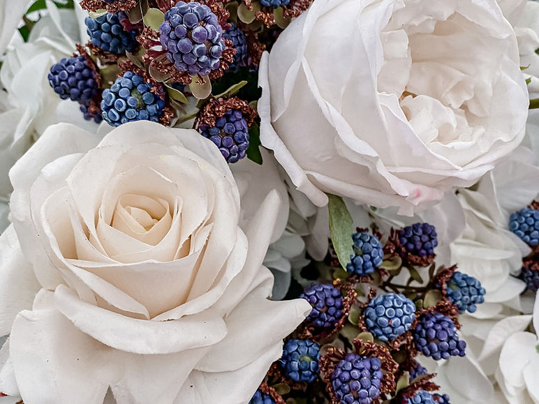 Weisse Rosen und Austin Rosen in Hortensien eingebettet_edited.jpg