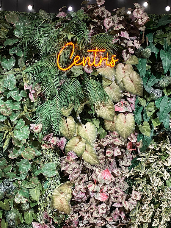 Luxuriöse grüne Dschungelwand mit Neon Schriftzug – Fotohintergrund für Hochzeit, Event un