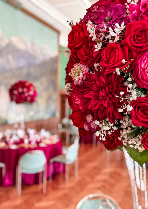 Opulentes Blumengesteck mit roten Blumen für eine elegante Hochzeitstischdekoration im Hotel Seeburg Luzern