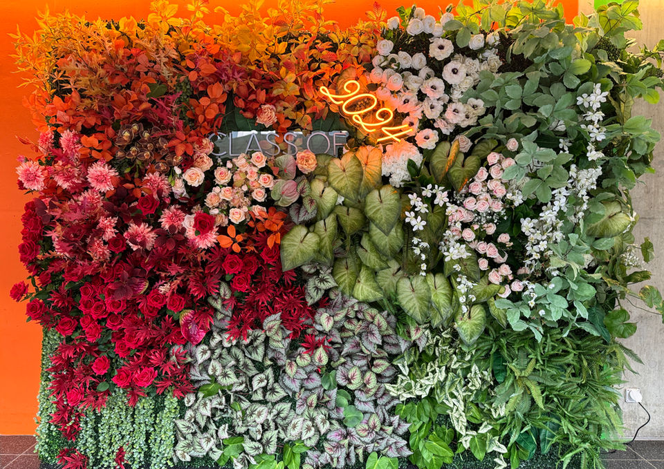 Grossflächige Blumenwand als Fotohintergrund für ZHAW Abschlussfeier in der Eulachhalle