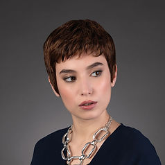 Disponible dans de nombreux coloris et confectionnée avec la fibre synthétique Any d'Avray, découvrez notre modèle Athena. Cette perruque prête à porter est une coupe courte pour les femmes qui recherchent un style classique, féminin et élégant.