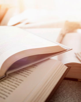 Mehrere geöffnete Bücher