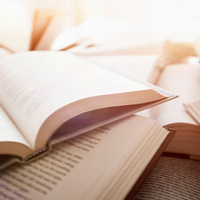 Vários Livros Abertos