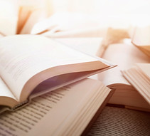 Mehrere geöffnete Bücher