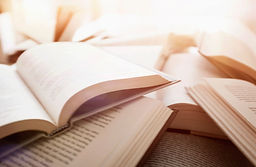 Mehrere geöffnete Bücher