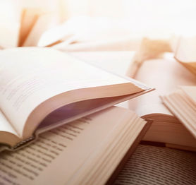 Varios libros abiertos
