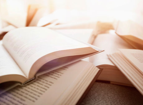 Diversi libri aperti