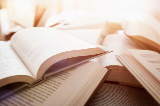 Varios libros abiertos