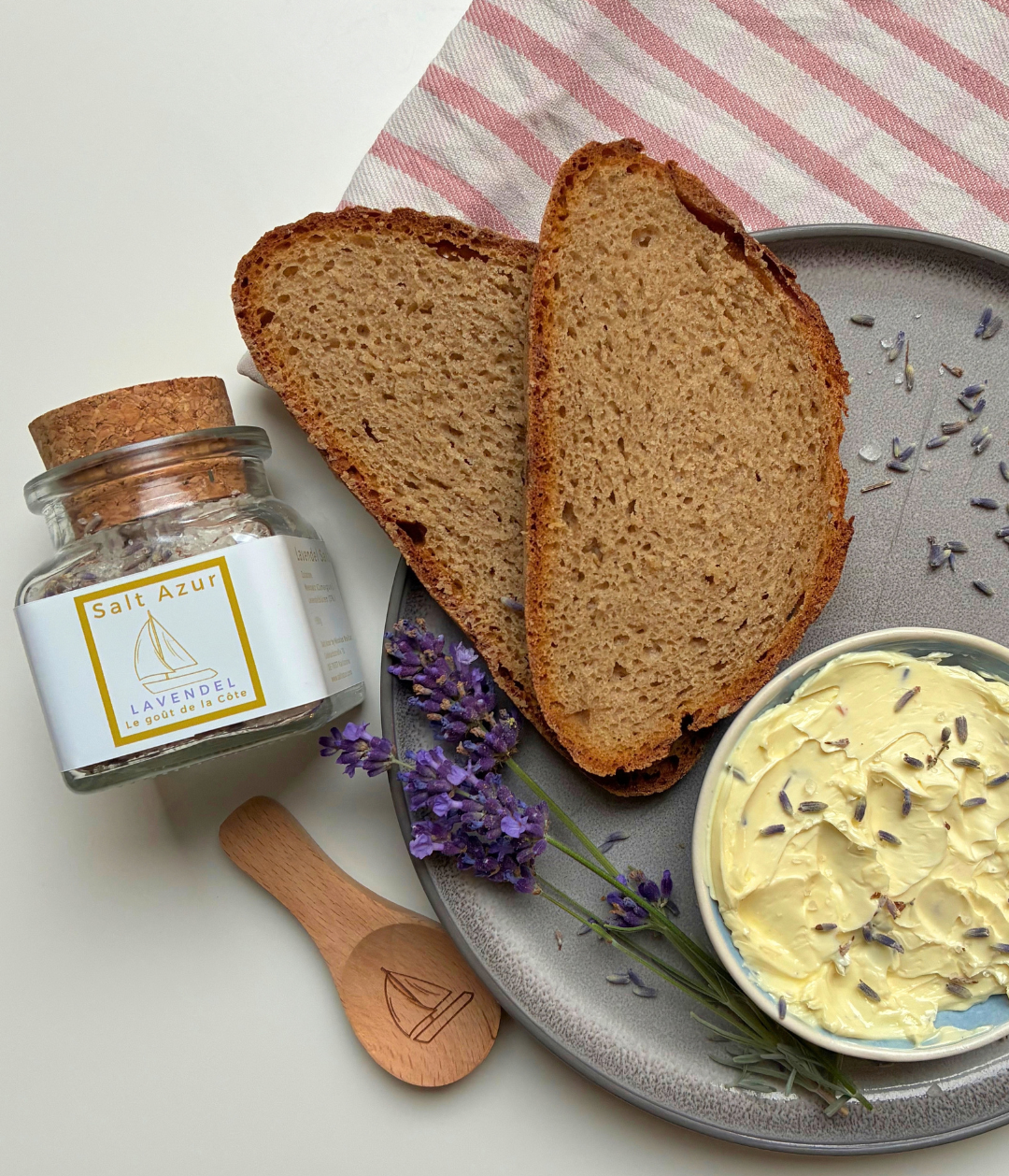 Lavendelbutter Rezeptbild mit Lavendelsalz, Brot und Lavendelzweigen