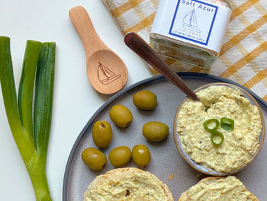 Oliven Dip mit Frischkäse und Zwiebelsalz - Mediterraner Dip für Brot, Cracker und Gemüse