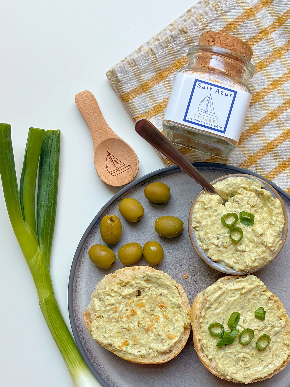 Oliven Dip mit Frischkäse und Zwiebelsalz - Mediterraner Dip für Brot, Cracker und Gemüse