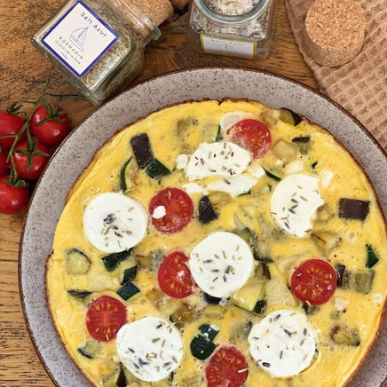 Mediterranes Omelette mit Ziegenkäse, Rosmarin & Lavendel Salz