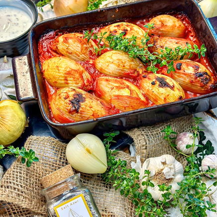 Gefüllte Ofenzwiebeln in Tomatensoße – herzhaftes Rezept mit schwarzem Knoblauch Salz