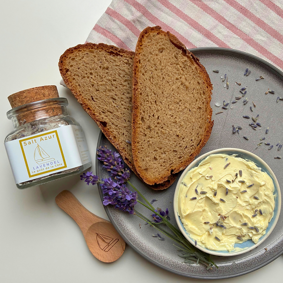 Miniaturbild: Lavendelsalz von Salt Azur neben Lavendelbutter auf Tisch