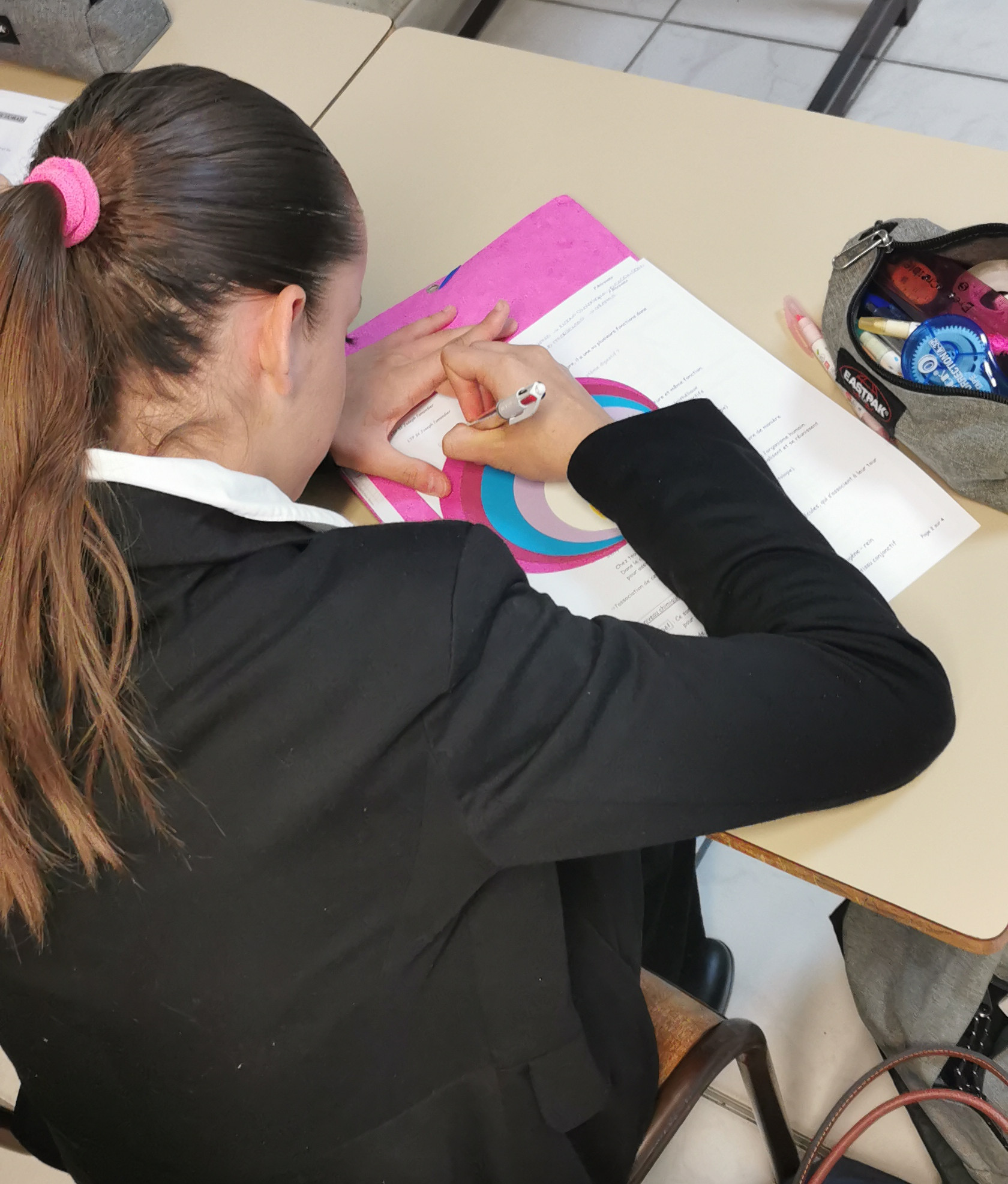 Elève réalisant un atelier classe autonome