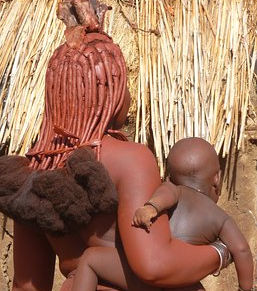 Comment rester en phase avec son identité? La naissance chez les Himbas