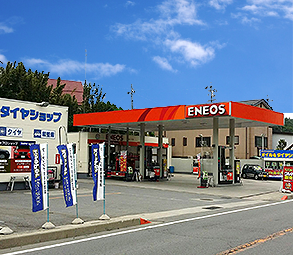 国道20号線沿いにあるサービス・ステーションでは、 お客様のカーライフをトータルサポートいたします