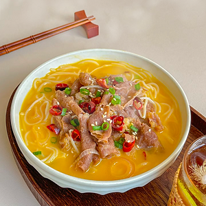 Zuppa piccante di funghi di manzo con vermicelli