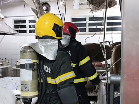 Corpo de Bombeiros socorre trabalhador com queimadura após explosão de panela de pressão industrial