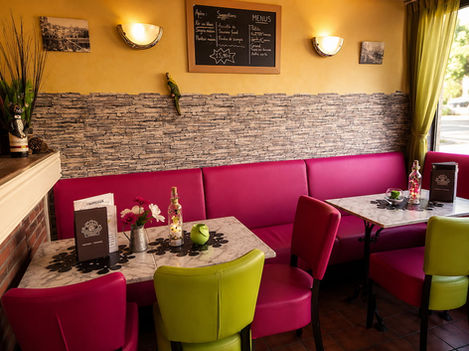 Salle intérieure chaleureuse de la Crêperie Bretonne Le Dinan, restaurant convivial au centre de Dinant.