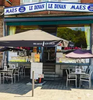 Terrasse de la Crêperie Le Dinan à Dinant avec parasols, menus visibles et ambiance conviviale autour de crêpes, cocktails, galettes bretonnes et glaces