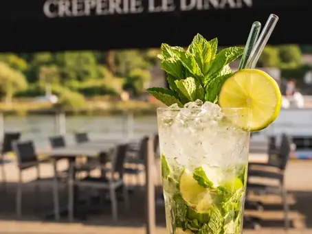 Mojito frais avec menthe et citron vert, servi sur la terrasse de la Crêperie Le Dinan face à la Meuse à Dinant