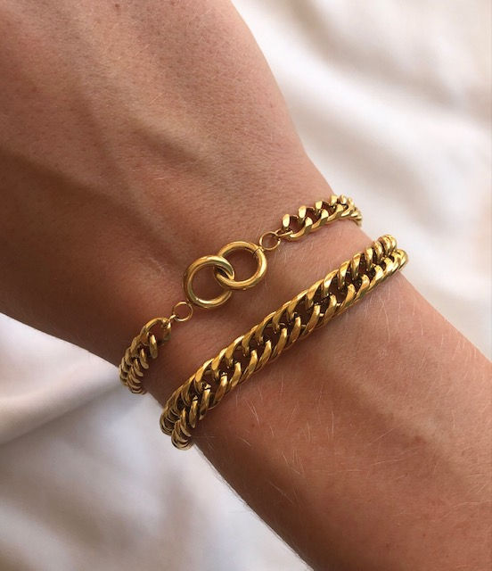 Thumbnail: Intertwined bracelet