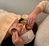 Une personne se faisant masser le visage 