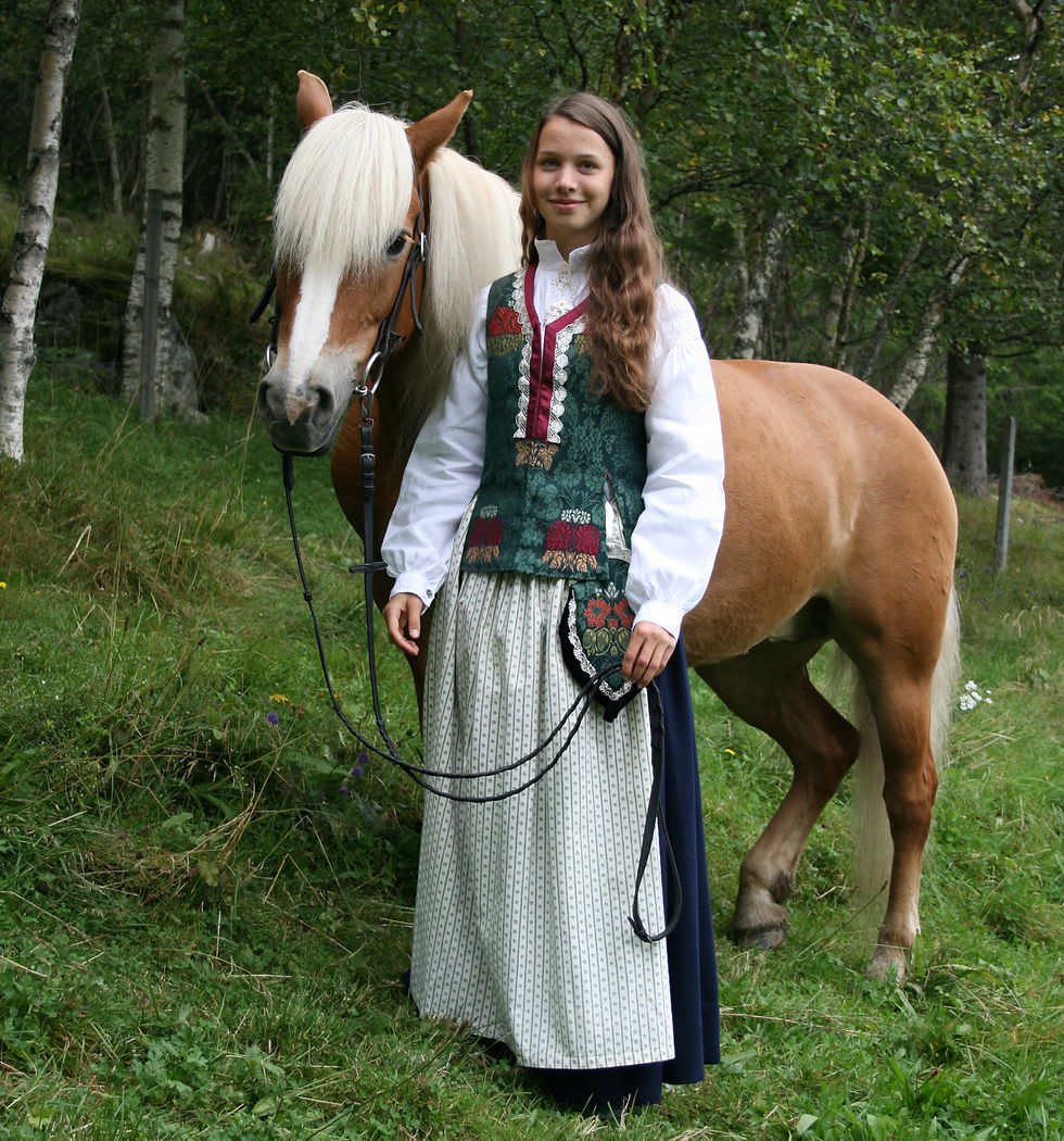 Miniatyrbilde: Aure Hemne Kvinnebunad