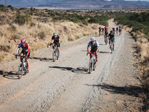 Gravel Burn – étape 3: de Graaff-Reinet à Blaauwater, une étape qui glisse… et une soirée qui bascule dans la légende