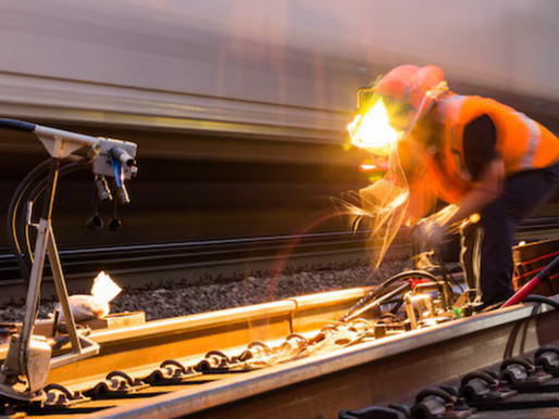 Technicien en pleine soudure aluminothermique sur une rails