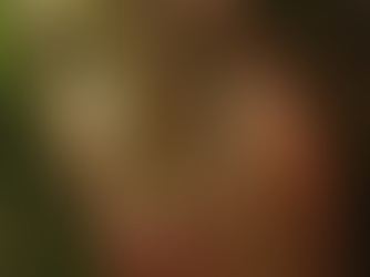 Visage d'une femme au travers d'une feuille de palmier verte