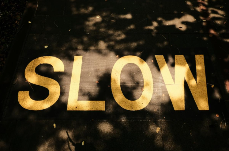 La fidélité lente dans un monde professionnel rapide.