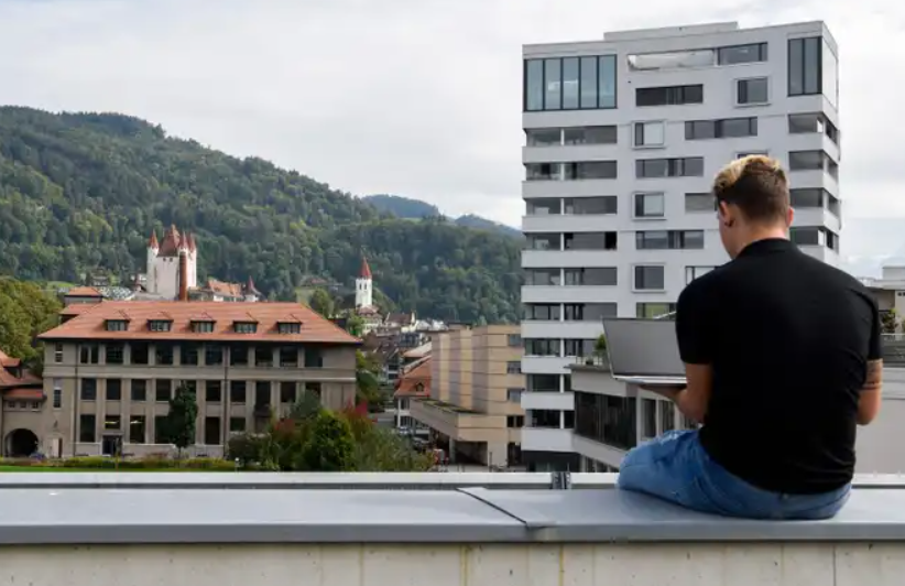 Luca mit Laptop auf Dachterrasse, Über mich Kontext