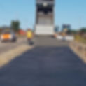 Déchargement de gravier sur chantier de construction