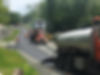 Un chantier de construction d'autoroute avec les machines et l'équipe nécessaires.