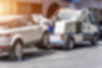 Voiture accrochée à une dépanneuse sur le bord de la route