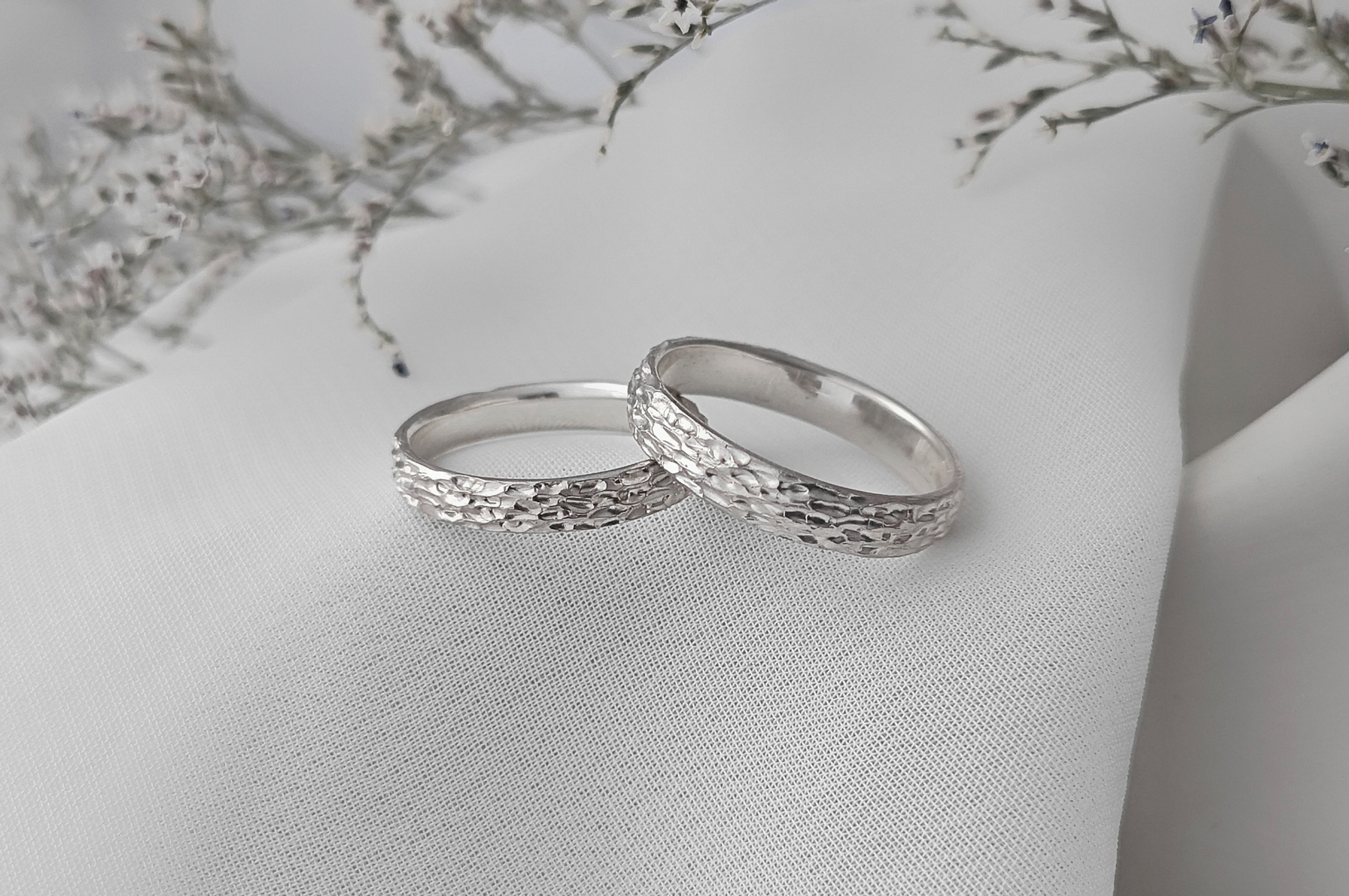 Stříbrné snubní prsteny se vzorem kůry Sapele