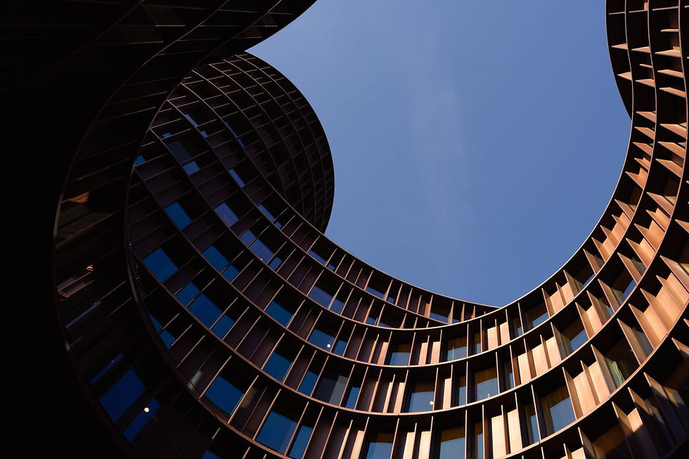 Modern fastighet som illustrerar nya regler i säkerhetsskyddslagen vid överlåtelser av fast egendom.