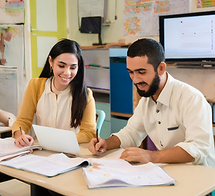英語を勉強する男女