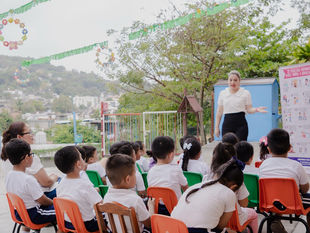 Concientiza a estudiantes, padres, madres y tutores, en el Jardín de Niños María Enriqueta Camarillo.